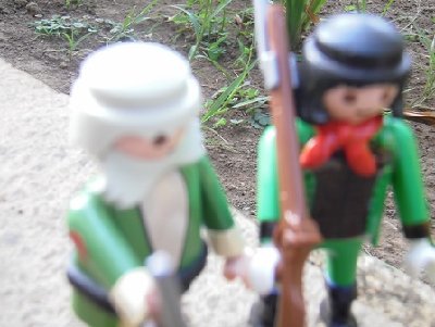 die patrouille 032.JPG (68.43 KiB) 1502 mal betrachtet " Na was macht das kleine Kerlchen hier? Wie putzig!" Sagte einer der beiden. " Am besten kommst du mit und lässt deinen Donnerstab am besten liegen!"