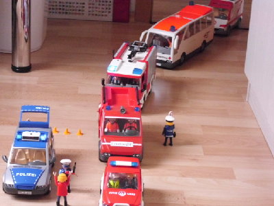 DSCI0305.JPG (140.24 KiB) 1375 mal betrachtet Die Feuerwehrfahrzeuge, der RTW und SEG kommt am Einsatzort an