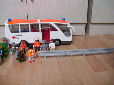 DSCI0310.JPG (163.15 KiB) 1370 mal betrachtet Das Team des SEG steigt aus dem Bus aus und rüstet sich aus