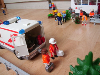 DSCI0311.JPG (175.29 KiB) 1368 mal betrachtet Der Rettungsdienst springt sofort aus dem Auto und verschaft sich erstmal einen Überblick