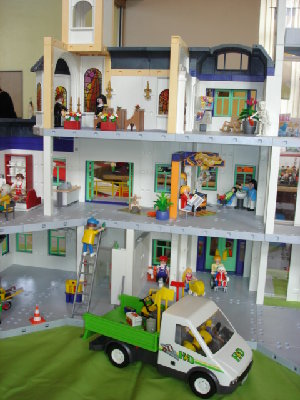 DSC01275.JPG (153.55 KiB) 2207 mal betrachtet Oben die Kirche<br />Mittig die Cafete und der Frisör<br />Unten noch im Umbau