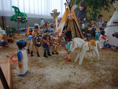 Dio Binsi 10.jpg (134.51 KiB) 2078 mal betrachtet Der-mit-dem-Wolf-tanzt und Strampelnder-Vogel tauschen Abschiedsgeschenke aus. Im Hintergrund Steht-mit-einer-Faust.