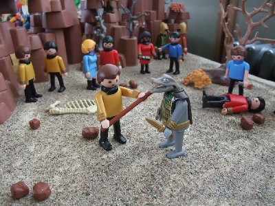 Dio Star Trek 02.jpg (171.72 KiB) 2058 mal betrachtet Captain Kirk im Kampf mit Gorn.