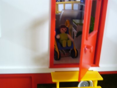 m5-FF_suche_3.jpg (121.8 KiB) 1209 mal betrachtet Der zweite Barren lag unter dem Kinderwagen in einem Schaustellerwagen.