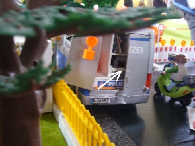 m5-FF_suche_4.jpg (160.07 KiB) 1209 mal betrachtet Hier wäre der dritte Barren gewesen!<br />Hinter der geöffneten Ladeluke des Polizeifahrzeugs.
