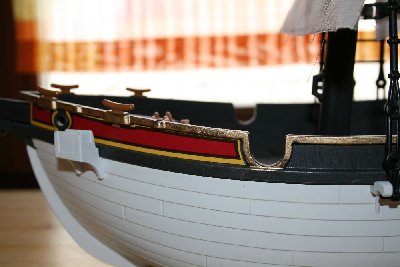 Batch0008.jpg (81.75 KiB) 1694 mal betrachtet eine Goldborte zieht sich um das ganze<br />Schiff