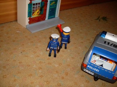 a20.jpg (112.03 KiB) 1902 mal betrachtet Hans ruft schnell die feuerwehrm während Dieter Frau Habermehl zu beruhigen versucht