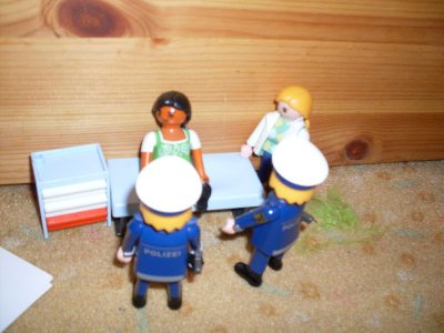 a22.jpg (85.48 KiB) 1902 mal betrachtet Nachdem Frau Habermehl sich über die Nachricht dass ihr Mann tod sei gefasst hatt, gibt sie ann das sie gesehen hatt, wie ein mann ihr Haus angezündet hat, die polizisten ahnen böses