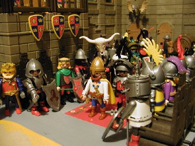 33-Thronsaal Lars kommt.jpg (188.88 KiB) 1211 mal betrachtet Ritter Hartmut brachte König Lars zu der Kronenburgern.