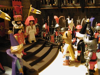 35-Thronsaal Hallo alter.jpg (190.62 KiB) 1213 mal betrachtet „Sei gegrüßt, alter Schwede!“, war Romulo erfreut den Wikinger zu sehen.