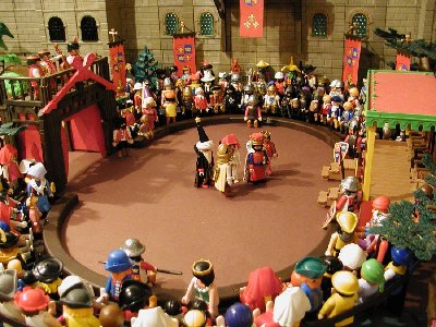 066-Im Burghof.jpg (216.28 KiB) 1347 mal betrachtet Im Burghof war es noch schön warm von der Abendsonne und die Tribüne war schon voll besetzt.