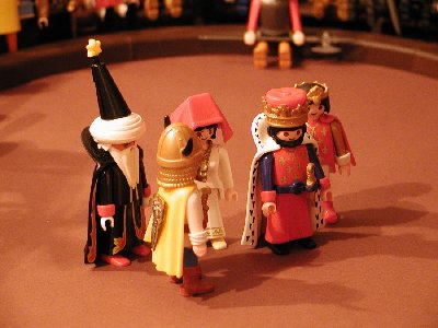 067-Der Koenig und seine.jpg (142.03 KiB) 1337 mal betrachtet Der König und seine Gäste betraten die Ehrenloge.