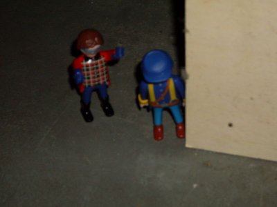 z1.jpg (57.87 KiB) 1199 mal betrachtet Zur Mittagszeit, meine beiden Avatare öffnen leise die Spielzimmertür:&quot; quietsch!&quot;<br />Und beginnen zu treppe zu rennen!