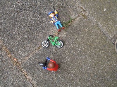 z10.jpg (175.94 KiB) 1199 mal betrachtet &quot;Man oh mann, ich dachte nicht, dass ihr amis so antiquiert seit, dass ihr kein fahrad fahren könnt!&quot;<br />&quot; Du........., Superman war auch ne amerikanische erfindung!&quot;<br />&quot; Mist&quot;
