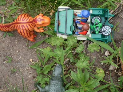 z27.jpg (148.3 KiB) 1201 mal betrachtet Mann, sind wir hier im Jurassic Park oder wie?&quot;<br />&quot; Ist doch egal, nichts wie weg, bu... ähm Polizisten sind mir Lieber als Dinos!&quot;