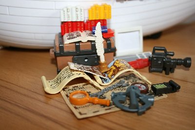 Batch0161.jpg (93.96 KiB) 1106 mal betrachtet Karten,Navigationsinrtumente,Kamera und Handschellen für ungebetene Gäste