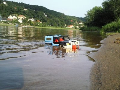 Foto087.jpg (88.79 KiB) 647 mal betrachtet Der Jeep an der Elbe. Leider ohne Fahrer.