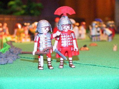 Augusttag am Limes Playmodays Clemency 040.jpg (263.46 KiB) 3142 mal betrachtet In real wäre der mit dem "Puschel" auf dem Kopf etwa 2,05m groß... wenigstens... so hats zumindest der "Vater" des Riesen gesagt :grinsen