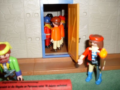 g5.jpg (88.36 KiB) 1360 mal betrachtet Den beiden Freibeutern wird es zu stickig, sie gehen nach drausen und entdecken prompt etwas ungenwöhnliches!<br />" Hääh, wasn das für ein Ding!"