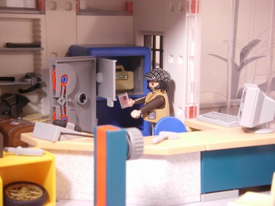 71166 titus am safe geld wird geholt (Kopie).JPG (92.98 KiB) 2035 mal betrachtet Titus holt Geld aus dem Safe. Man kann ja nie wissen was passiert.