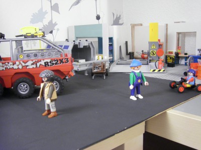 71162 p. holt korb,t. geht zum laden (Kopie).JPG (104.65 KiB) 2035 mal betrachtet Patrick geht und holt den Lunchkorb.<br />Titus geht in Richtung Laden.