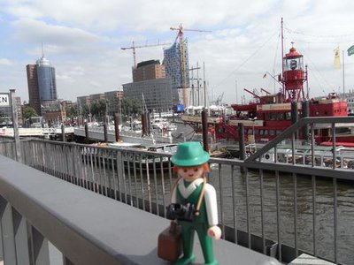RIMG0021.JPG (34.61 KiB) 57235 mal betrachtet Das Feuerschiff und im Hintergrund die Elbphilharmonie