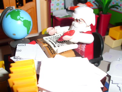 DSCI0104.JPG (192.25 KiB) 1461 mal betrachtet Der gute Weihnachtsmann versinkt schon in Arbeit.