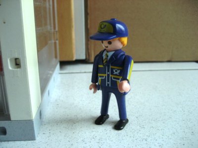 IMG_4669.JPG (45.37 KiB) 2417 mal betrachtet Die Leute gehen ihrer Arbeit nach. So auch Postbote Meier. Wie jeden Tag dreht er seine Runde durch das Viertel.