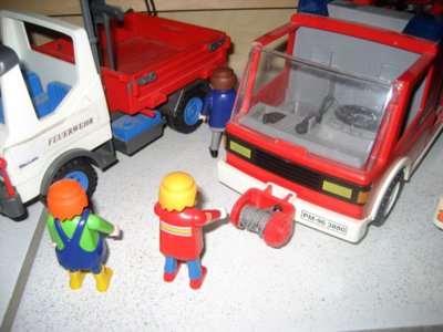 IMG_4676.JPG (63.69 KiB) 2415 mal betrachtet Gleichzeitig wurde die Freiwillige Feuerwehr über Funkmelder alarmiert. Die Männer und Frauen laufen zum Gerätehaus und ziehen ihre Schutzkleidung an.