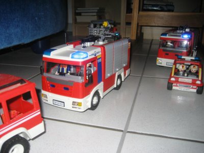 IMG_4675.JPG (55.5 KiB) 2415 mal betrachtet „Brand in einer Arztpraxis, Menschenleben in Gefahr, Hauptstraße 6! Einsatz für den Löschzug, mitalarmiert die Freiwillige Feuerwehr!“ Nur eine Minute später rückt der Löschzug der Berufsfeuerwehr aus: