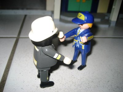 IMG_4684.JPG (43.9 KiB) 2414 mal betrachtet „Sie haben uns angerufen?“ – „Ja, dort oben in der Zahnarztpraxis brennt es! Die Frau, schnell, Sie müssen etwas tun!“
