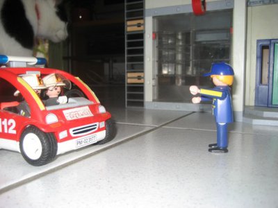 IMG_4681.JPG (51.3 KiB) 2414 mal betrachtet Der Einsatzleiter der Berufsfeuerwehr ist mit seinem wendigen Flitzer natürlich schneller am Einsatzort als die schweren Großfahrzeuge. Herr Meier wartet bereits wild mit den Armen rudernd.