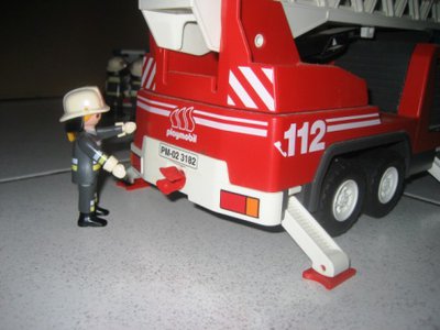 IMG_4690.JPG (51.89 KiB) 2413 mal betrachtet Die Maschinistin – ja, auch bei der Berufsfeuerwehr gibt es Frauen! – bringt die Drehleiter in Stellung und fährt die Abstützungen aus.