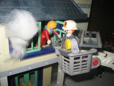 IMG_4697.JPG (52.02 KiB) 2411 mal betrachtet Der Feuerwehrmann hilft ihr in den Korb seiner Drehleiter.