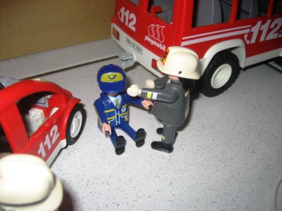 IMG_4694.JPG (55.84 KiB) 2411 mal betrachtet Weitere Feuerwehrmänner betreuen den unter Schock stehenden Herrn Meier.
