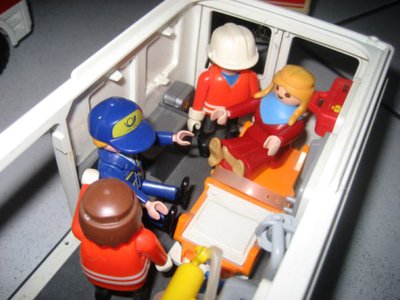 IMG_4704.JPG (59.66 KiB) 2410 mal betrachtet Im Rettungswagen werden die Personen von Sanitätern betreut.