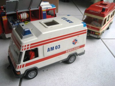 IMG_4703.JPG (59.9 KiB) 2410 mal betrachtet Der Rettungsdienst trifft auch mit zwei Rettungswagen ein.