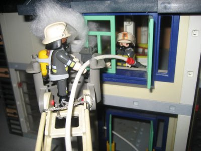 IMG_4709.JPG (54.1 KiB) 2410 mal betrachtet Ein weiterer Trupp der Freiwilligen Feuerwehr hat sich mittlerweile auch ausgerüstet und dringt über eine zweite Drehleiter durch ein Fenster in die Arztpraxis vor, um den Brand zu löschen.