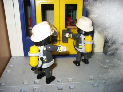 IMG_4724.JPG (51.65 KiB) 2410 mal betrachtet Währenddessen hat ein Atemschutztrupp die Wohnung im zweiten Stock erreicht. „Hallo! Feuerwehr, aufmachen!“, rufen beide und hämmern mit den Fäusten an die Tür.