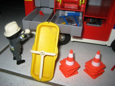 IMG_4731.JPG (54.3 KiB) 2409 mal betrachtet Auch die Maschinisten der Löschfahrzeuge räumen ihre Fahrzeuge wieder ein, da es bald nach Hause gehen kann.