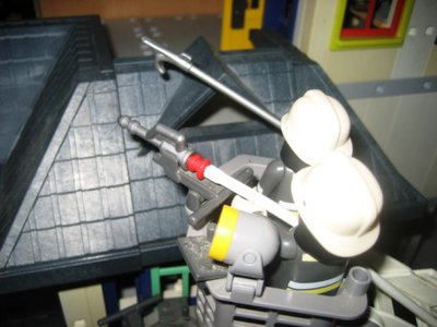 IMG_4728.JPG (52.86 KiB) 2409 mal betrachtet Das Feuer ist mittlerweile unter Kontrolle. Von der Drehleiter aus werden noch ein paar Dachziegel entfernt und kleinere Glutnester gelöscht.