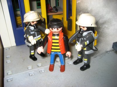 IMG_4727.JPG (57.68 KiB) 2409 mal betrachtet Begleitet von den Feuerwehrmännern geht es an die frische Luft.