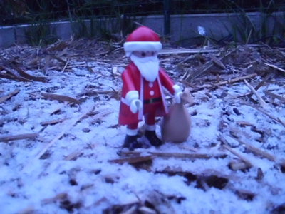 DSCI0215.JPG (193.89 KiB) 1328 mal betrachtet Der erste Schnee und der Weihnachtsmann war schon unterwegs.