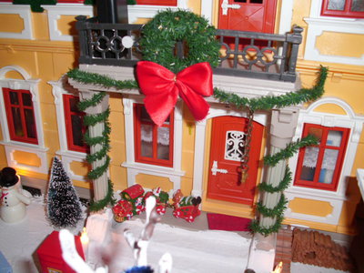 DSCI0229.JPG (189.32 KiB) 1302 mal betrachtet Der festlich geschmückte Eingang der Weihnachtsmann-Villa.