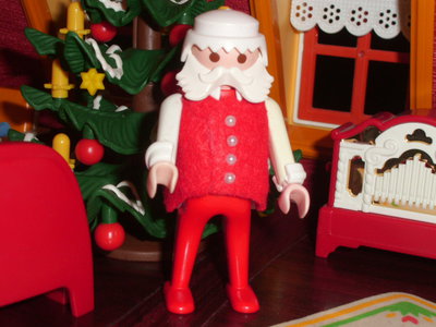 DSCI0506.JPG (183.89 KiB) 1825 mal betrachtet Santa mit einer roten flauschigen Filzweste.
