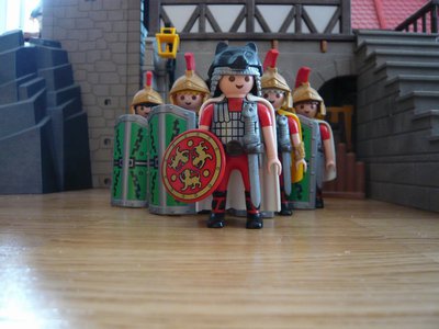 P1050180.JPG (78.97 KiB) 1061 mal betrachtet Aber das Imperium braucht nicht nur mächtige Personen, die oft eigensinnig ihre Ziele verfolgen, es braucht auch loyale Soldaten. Dazu zählt die von Kaiser Mario Lovisa wieder eingeführte prätorianische Garde unter Präfekt Titus Labienus
