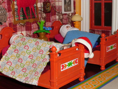 DSCI2051.JPG (188.06 KiB) 1470 mal betrachtet Hier schlafen sie in ihrem Schlafzimmer, jezt gibt es keine Frau Weihnachtsmann mehr.