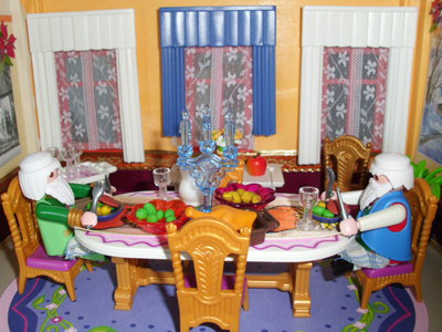 DSCI2052.JPG (186.44 KiB) 1454 mal betrachtet Ach ja, seit neusten wohnt der W-Mann zusammen mit dem Nikolaus in seiner Villa, hier sind sie grad beim Essen.