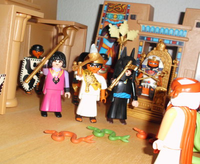 bibel_mose_pharao_priester.JPG