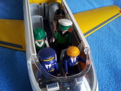 92.jpg (92.77 KiB) 1921 mal betrachtet Mitten während des Fluges....... Ein skuriller Luftwaffenoberst entpuppt sich als "Gegenspieler"......